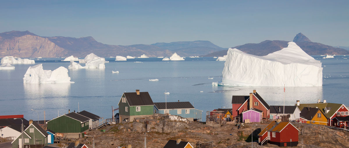 Picture of houses and ice berg in Uummannaq