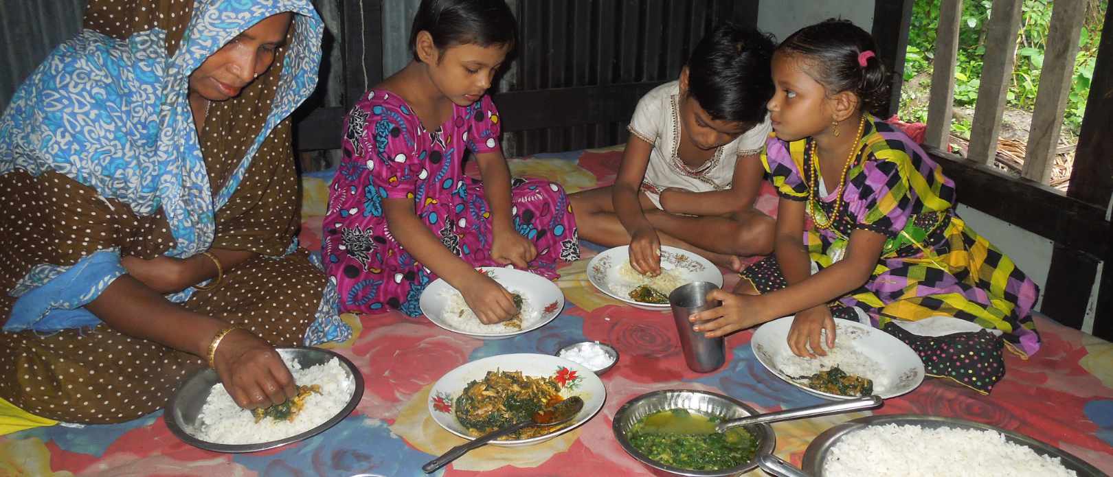 Picture of family eating lunch, Bangladesh